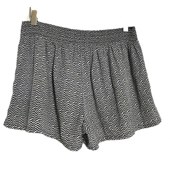 AEO M black‎ + white chevron print elastic waist shorts - Picture 3 of 4